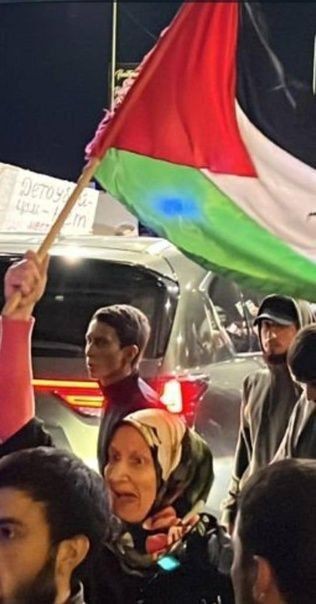 Дагестанская бабулька с палестинским флагом