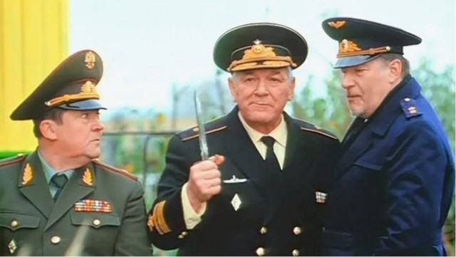 Кабан и сторож сошлись в "корриде" возле приморской школы