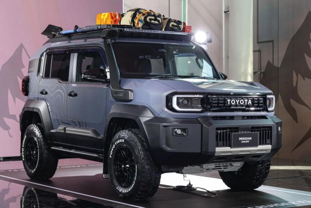 Toyota начала продажи компактного рамного внедорожника Land Cruiser FJ («бэби-Крузак»). Цена в базе - от 3,2 млн рублей