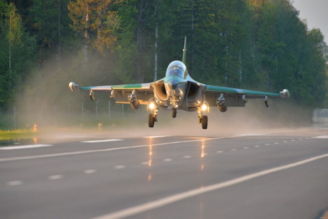 На трассу М4 садятся боевые самолеты