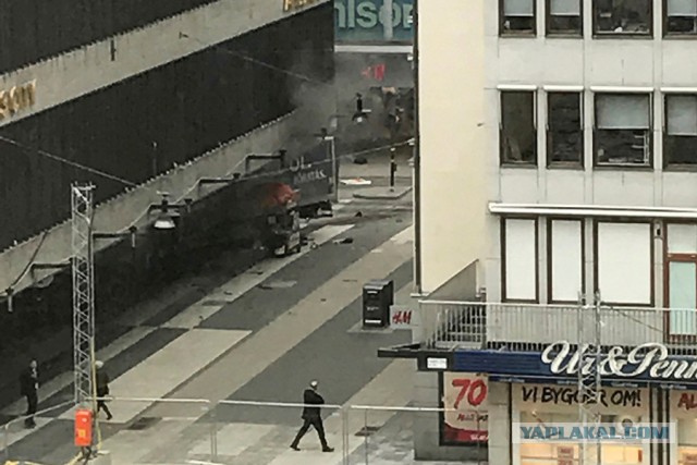 Грузовик въехал в толпу людей в Стокгольме