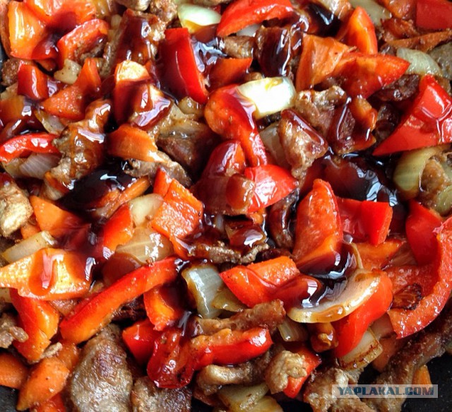 Лапша удон со свининой и кальмарами