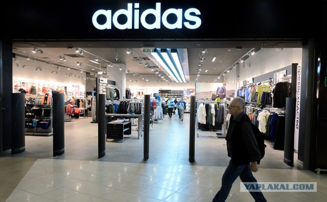 Adidas продолжит закрывать магазины в России