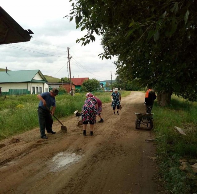 Уральские бабушки самостоятельно починили дорогу в деревне