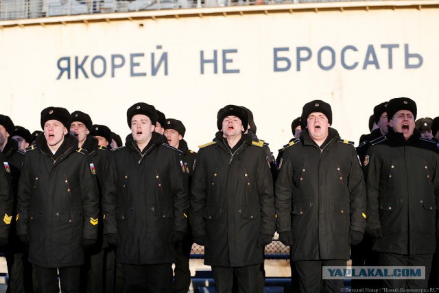 Торжественная церемония поднятия Андреевского флага на фрегате "Адмирал Макаров"