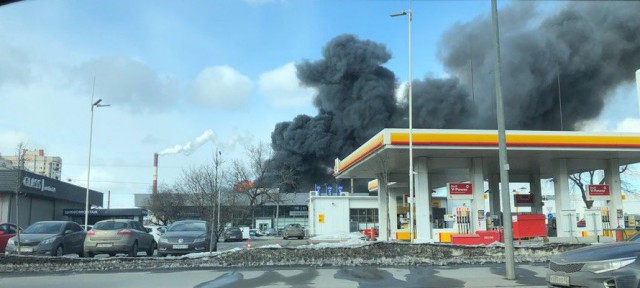 В Петербурге полыхает здание автосалона "Рольф" на улице Савушкина