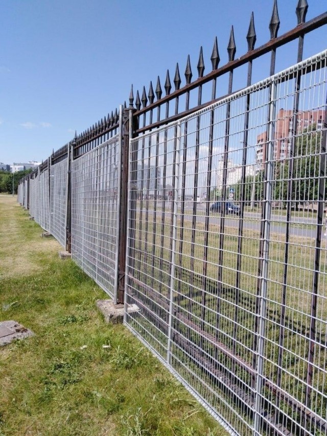 "Ты не пройдешь!" В Петербурге парк обнесли вторым забором