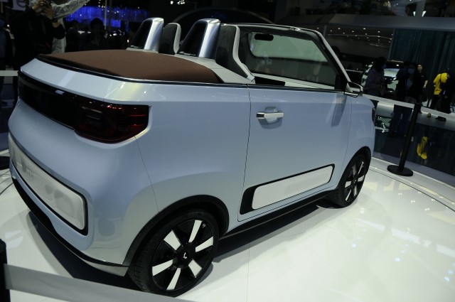 Китайский электромобиль-бестселлер MINI EV получил открытую версию Convertible CABRIO