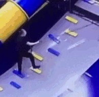 Инцидент в красноярском развлекательном центре, где шею трехлетней девочки обмотал канат, показали под другим ракурсом