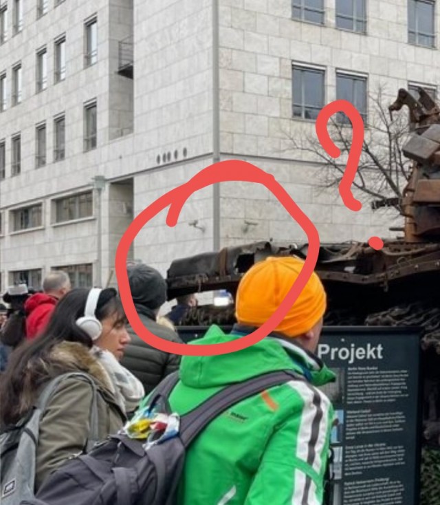 Люди в Берлине несут цветы к российскому танку
