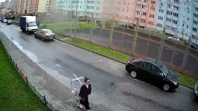 В Воронеже неадекватка сбросила с 6 этажа вентилятор и чуть не убила прохожую