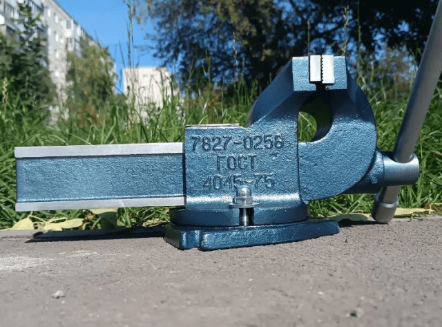 Зачем мужчина купил 300 старых советских тисков: самый благородный заработок из всех, что я видел