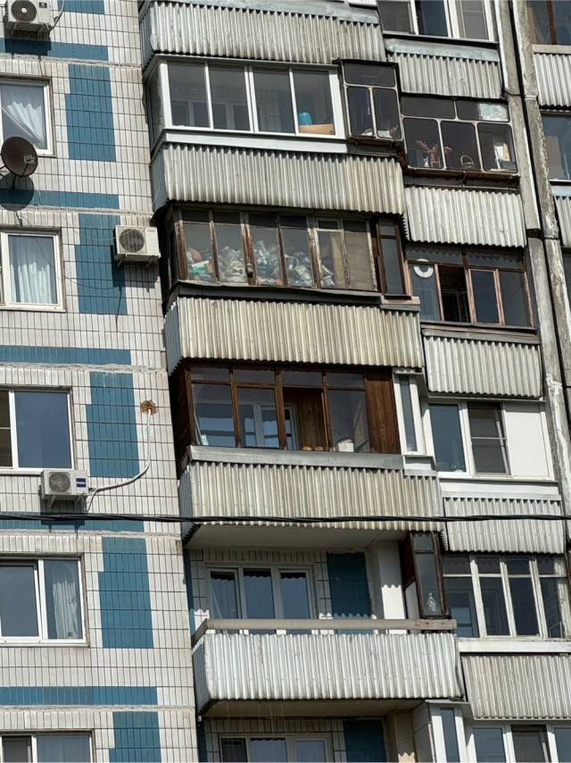Женщина на 17 этаже просит о помощи. На улице Мусы Джалиля в Москве горит жилой дом
