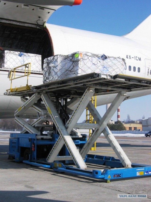 Выгрузка грузового  Боинга-747F