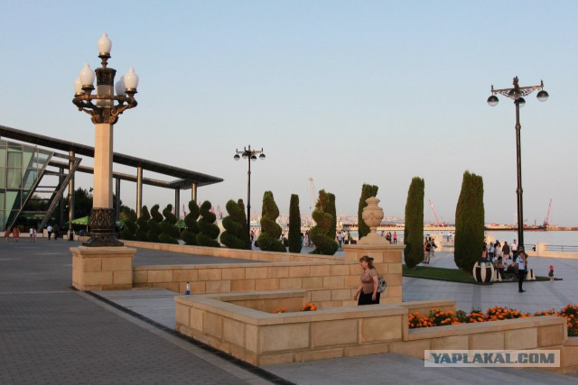Блеск и бедность на улицах ночного Баку