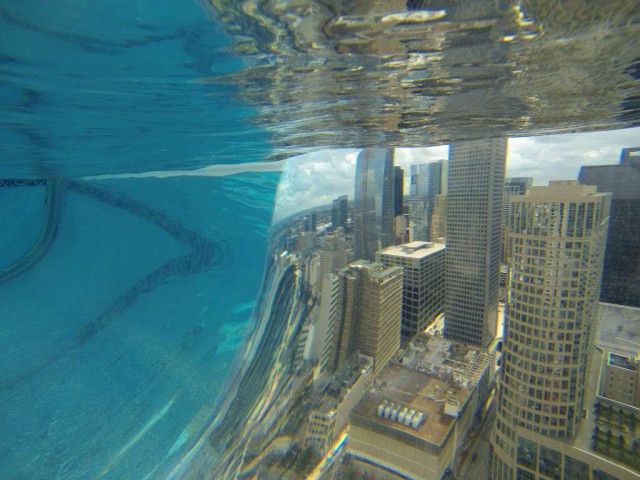Бассейн с прозрачным дном на крыше небоскреба