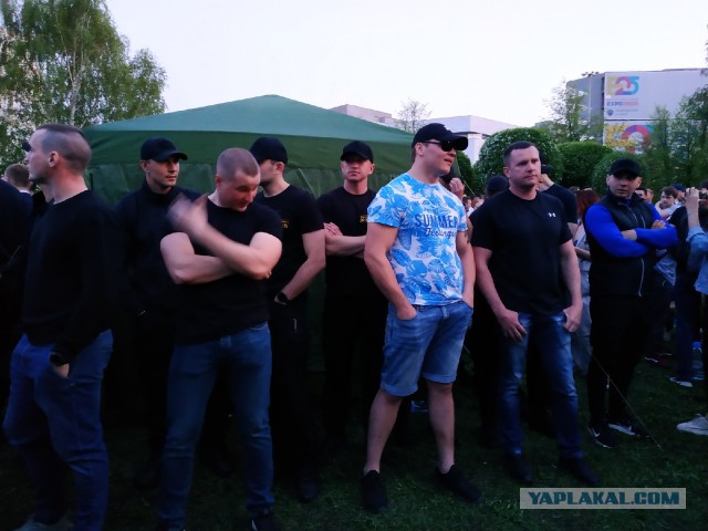 Защитники сквера в Екатеринбурге обрушили забор, за которым началась стройка храма. Народ гуляет по скверу. Охрана «сдалась»