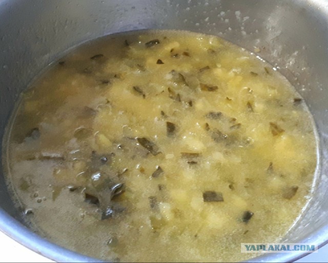 Жаренный берш с медово-огуречным соусом.