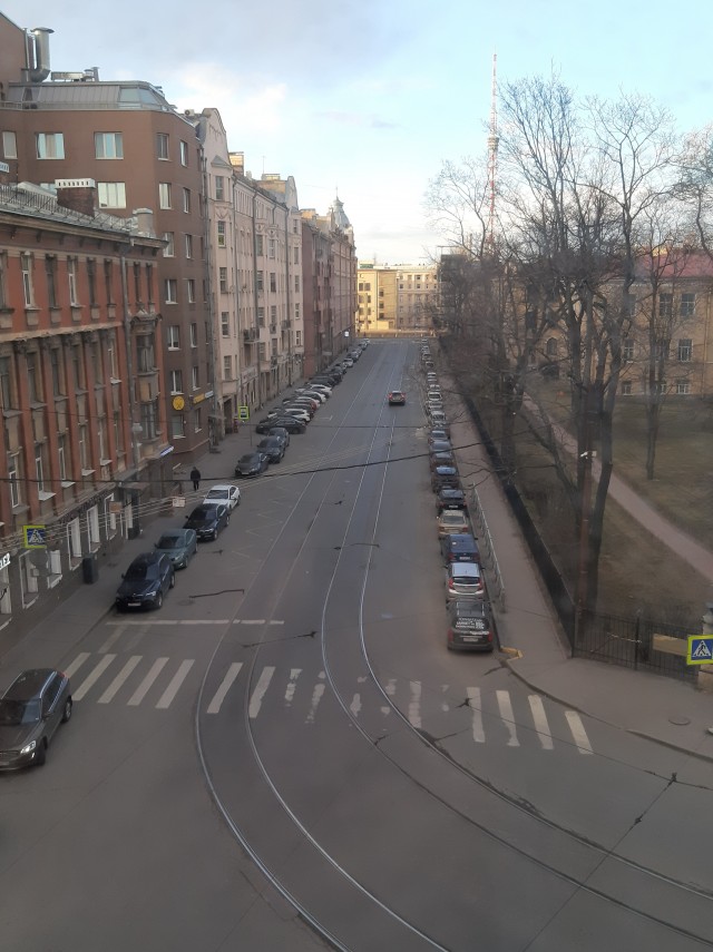 Давайте фото у кого какой вид из окна на оживленные улицы городов в настоящий момент