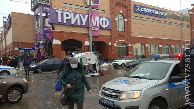 В Саратове полисмены так спешили успеть на разгон протестующих, что перевернули карету скорой помощи и убили пациента