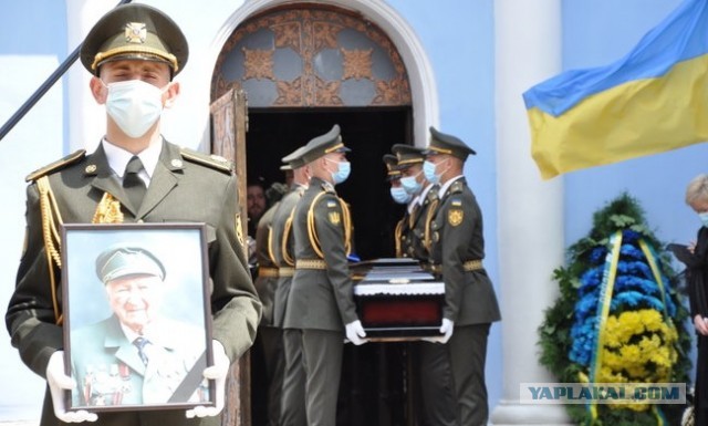 Болельщику с флагом России порвали футболку на трибуне с украинскими фанатами на матче Евро-2020