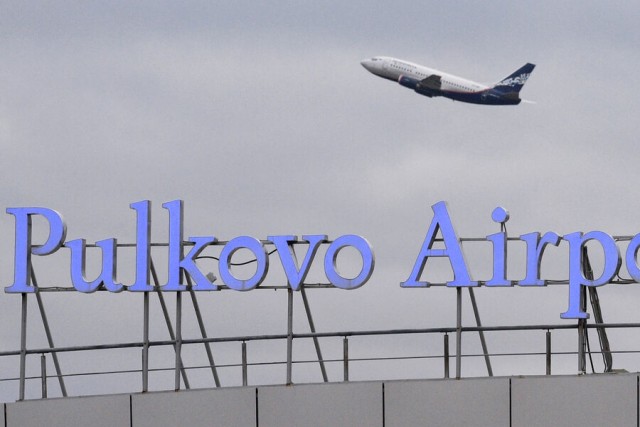 Экстренно приземлившийся в петербургском аэропорту Пулково самолет пять часов летел на одном двигателе.
