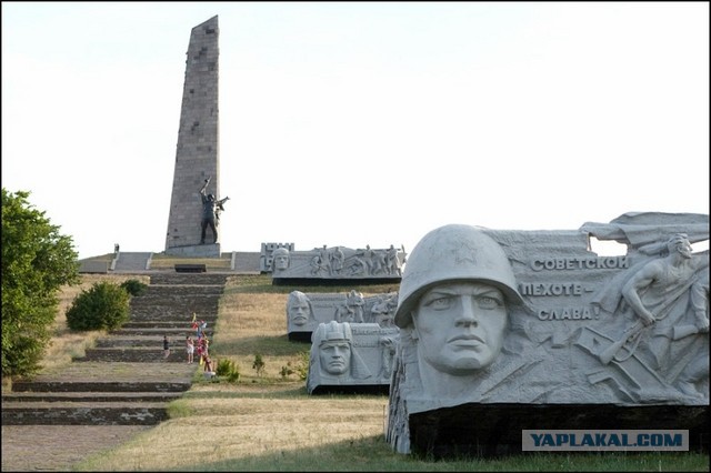 Нацгвардия бомбит мемориал Саур-Могила