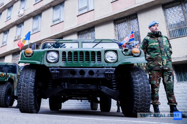 На центральной площади Кишинева появилась военная техника США