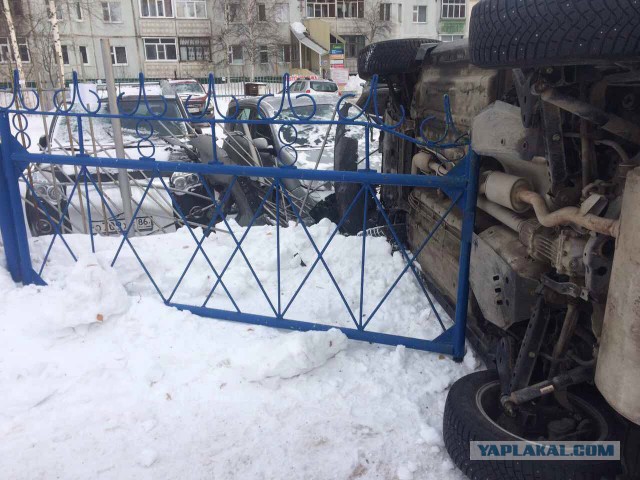 В Нижневартовске возле лицея перевернулась машина и звучали выстрелы