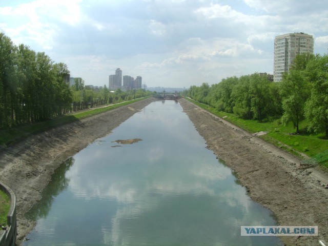 На дне. Когда в канале нет воды (Тушино - между 7 и 8 шлюзами)