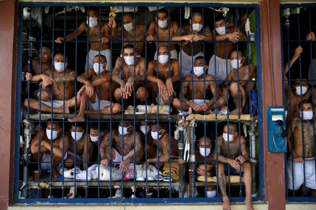 25 кадров из переполненных тюрем Сальвадора