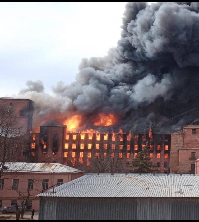 На Октябрьской набережной в здании "Невской Мануфактуры" в Петербурге крупный пожар
