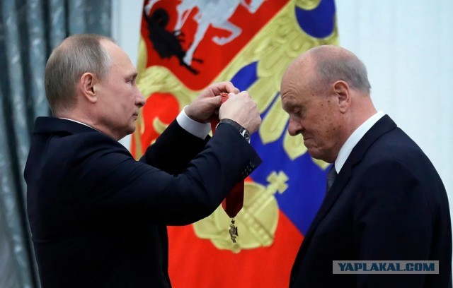 Новая реальность США. Джо Байден вешает мужику медаль на спину.