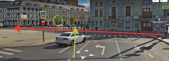 На Трубной площади в Москве мотоциклист на большой скорости влетел в BMW, после чего его отбросило в пешехода