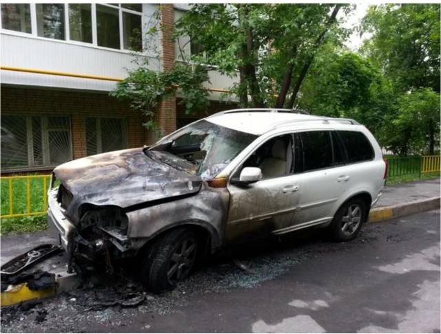 Соседи машинами загораживают вход в подъезд