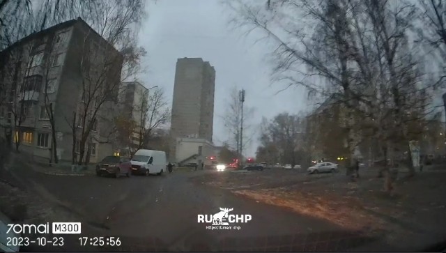 Вышел он, руками размахивает
