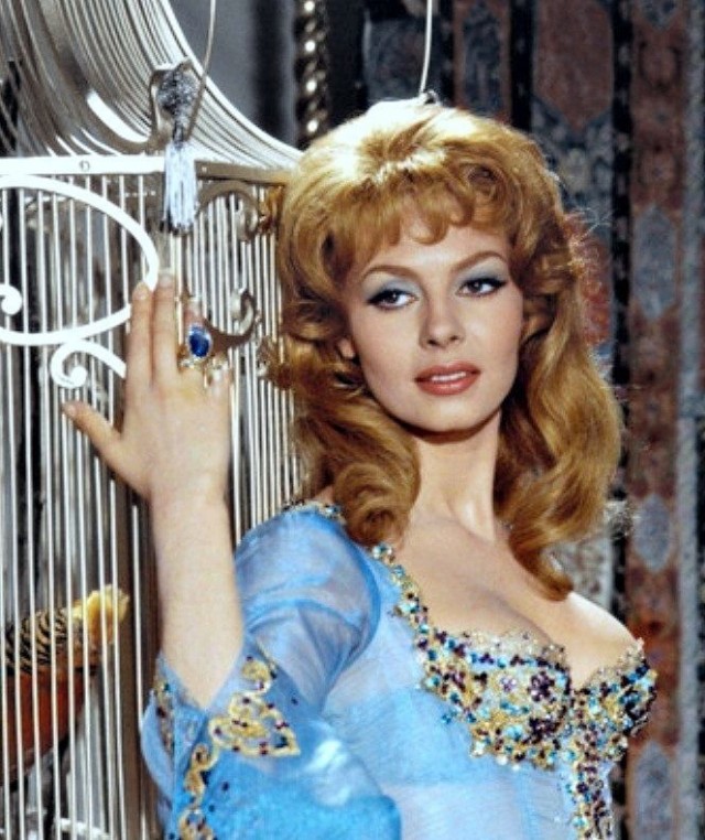 Подборка суперсисечных платьев из старых фильмов