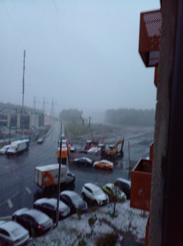 Май, Снег, Москва