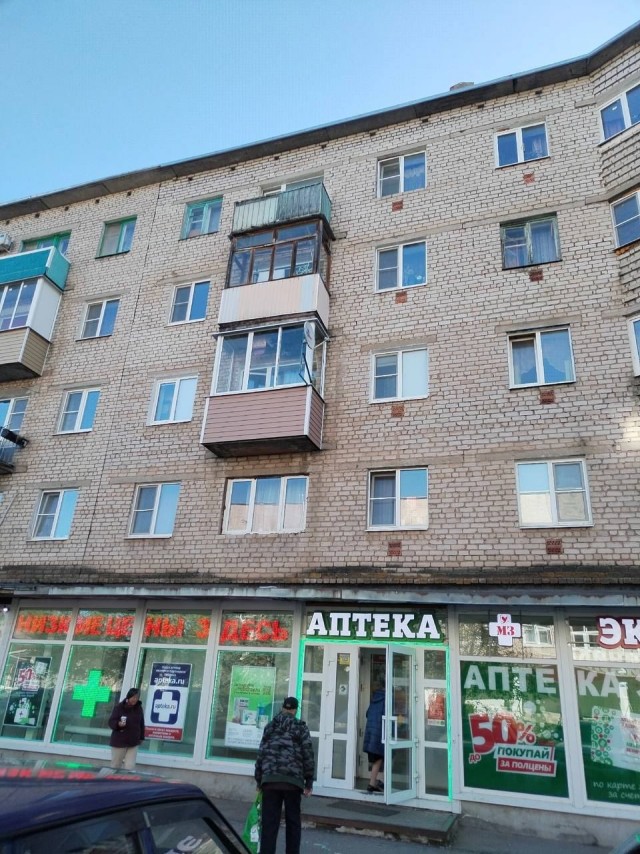Девятилетний мальчик скинул кусок стекла с балкона и попал в трёхлетнюю девочку