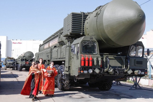 В РПЦ разрешили освящать банковские карты