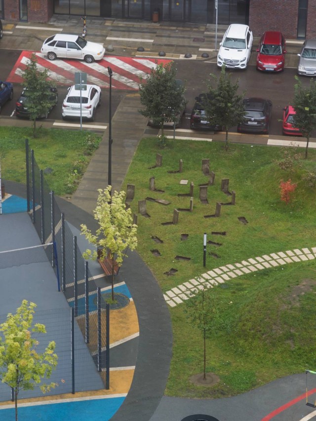 В городе Московский участок напротив жилого дома превратился в «кладбище»