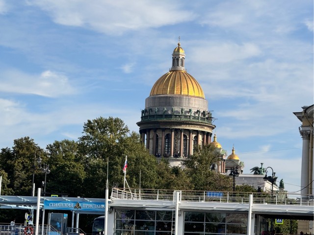 Мой бедный друг, из глубины твоей души Стучит копытом сердце Петербурга