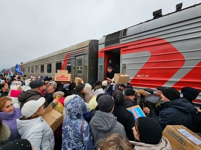 Сотни людей принесли подарки к поезду для раненых участников СВО.  Стерлитамак. Башкирия.