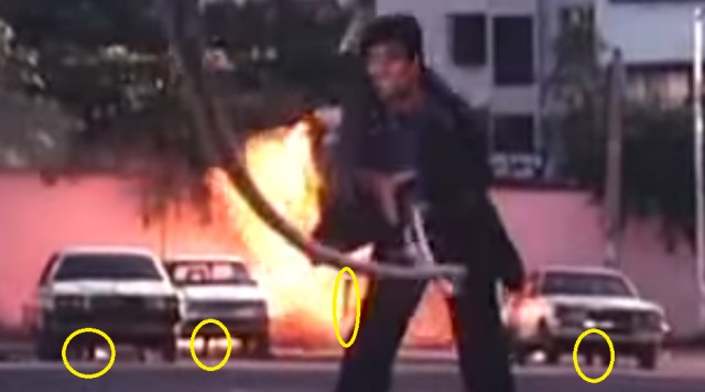 Брюс Уиллис нервно курит в сторонке.