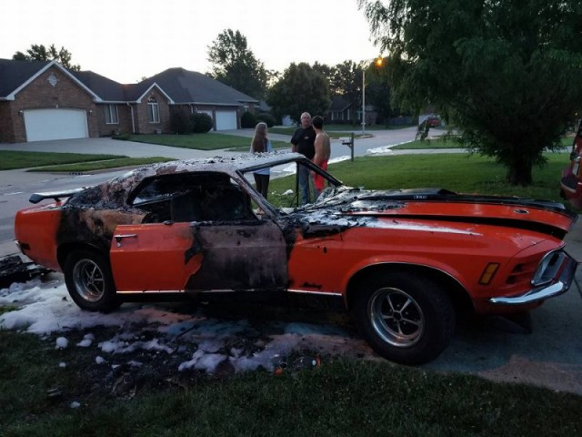 Вандалы сожгли Ford Mustang, подаренный мальчику-инвалиду