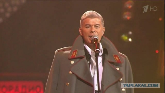Олег Газманов рассказал, почему заклеил лого «Prada» во время выступления в Лужниках