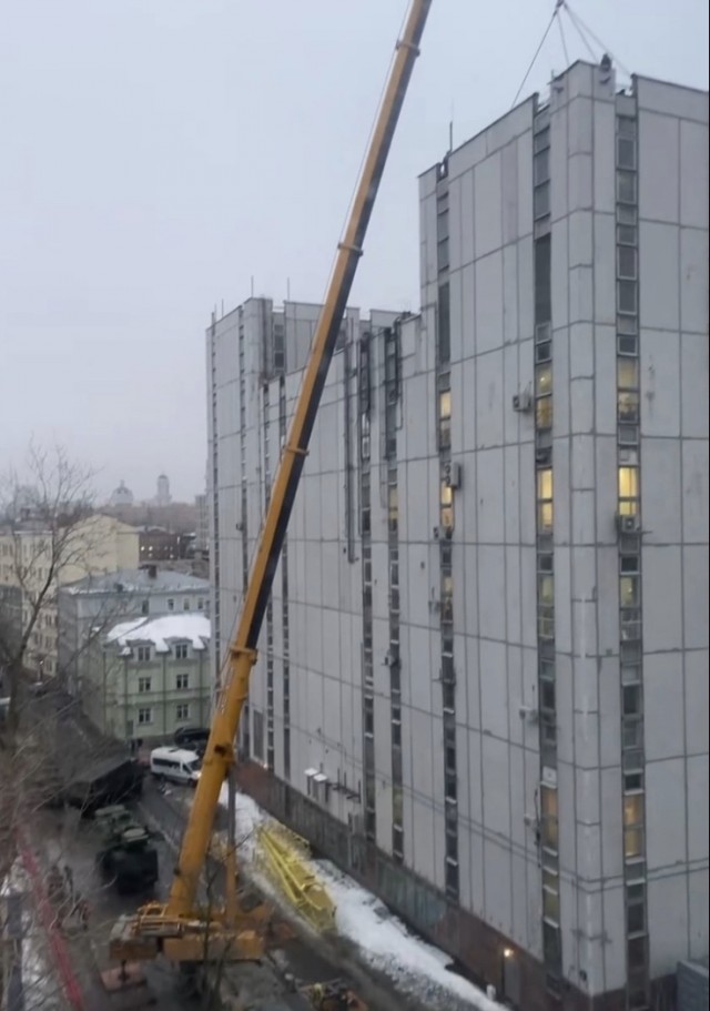 Украинские СМИ публикуют кадры с поражением неопознанного беспилотника над Киевом средствами ПВО