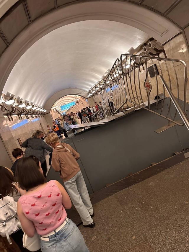 Дверь взрывозащиты сработала в метро Библиотека им. Ленина