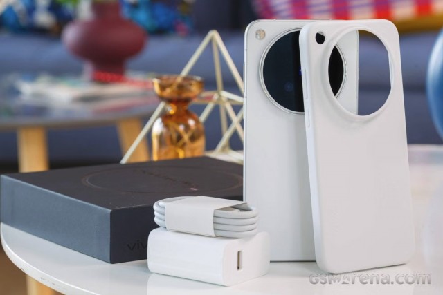 Камерофон Vivo X500 Pro Max и его комплект поставки показали вживую