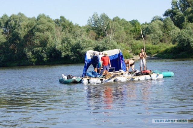 Плот из пластиковых бутылок